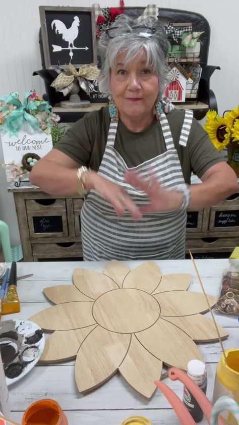 Wooden Sunflower Pattern, Wood Sunflowers Diy, Wooden Sunflowers Diy, Sunflower Crafts For Adults, Paint A Sunflower, Sunflower Wreath Diy, How To Make Sunflower, Wooden Sunflower, Metal Outdoor Side Table