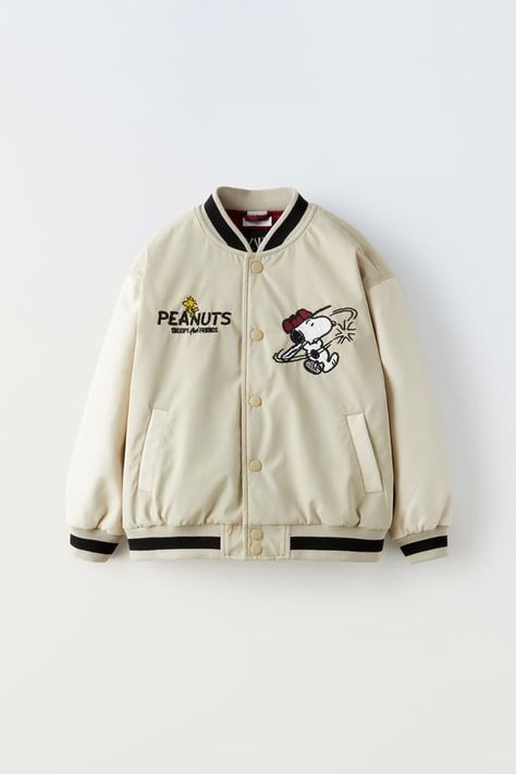 Discover great products at the best prices at Dealmoon. Zara SNOOPY PEANUTS™ BOMBER. Price:$55.90 at Zara Snoopy Clothes, Snoopy Items, Snoopy Gifts, Zara Australia, Snoopy Pictures, Snoopy Love, Zara Kids, Denim Jacket Men, Look Cool