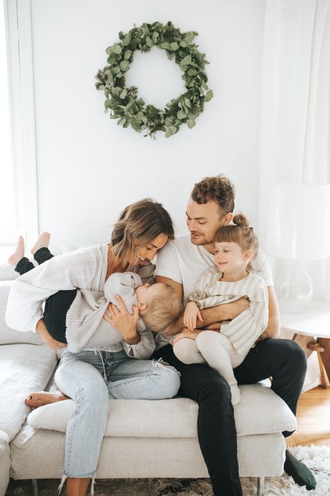 Neutral Family Photos, Casual Family Photos, Indoor Family Photos, Family Christmas Pictures Outfits, Christmas Photos Outfits, Photo Bb, Christmas Pictures Outfits, Christmas Family Photoshoot, Shooting Studio