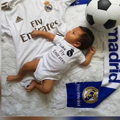 WhatsApp Group Invite Baby Soccer Photoshoot, Soccer Baby, Real Madrid Soccer, Baby Announcement Pictures, Monthly Baby Photos, Newborn Baby Photoshoot, Baby Momma, Foto Baby, Baby Boy Birthday