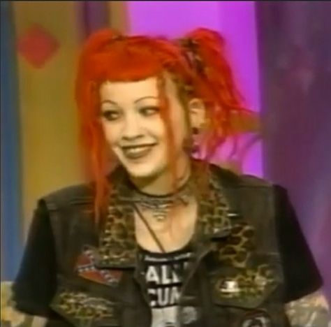 Numetal Outfits, Mall Goth Hair, Mall Goth 2000s, Red Hair Celebrities, V Bangs, 2000s Hairstyles, Jenny Jones, Coyote Ugly, Punk Girls