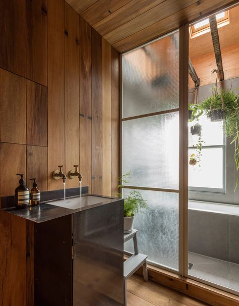 Japanese Shower Room, Modern Japanese Bathroom, Japanese Style Apartment, Japan Bathroom, Wood Panel Bathroom, Japanese Shower, Japanese Bathroom Design, Japanese Style Bathroom, Japanese Style Bedroom