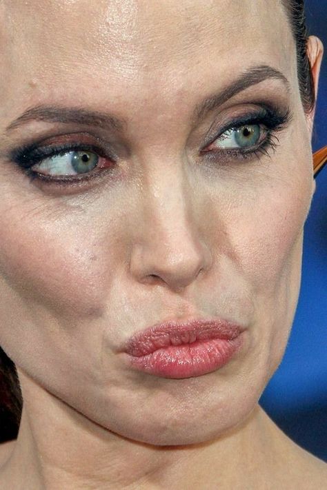 Angelina Jolie 2017, Angelina Jolie Face, Angelina Jolie Makeup, Bad Skin, Celebs Without Makeup, Red Carpet Makeup, Angelina Jolie Style, Different Skin Types, Angelina Jolie Photos