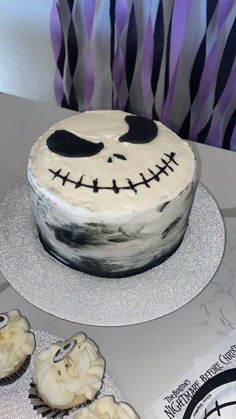 Nightmare Before Christmas Smash Cake, Tim Burton Cake Ideas, Tim Burton Birthday Cake, Tim Burton Birthday, Tim Burton Cake, Monsieur Jack, 2023 Birthday, 13 Birthday Cake, Cupcake Decorating Tips