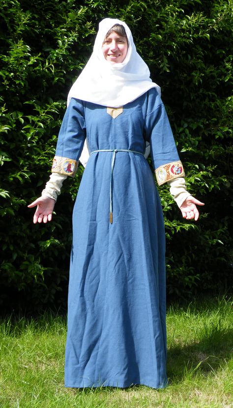 ARTICLE: A Reconstructed Saxon Woman's Outfit. Late 9th century. Researching and making, including details about the embroidery. Saxon Clothing, Anglo Saxon Clothing, Norman Conquest, Viking Medieval, Medieval Garb, Sca Garb, Medieval Woman, Medieval Clothes, Viking Clothing