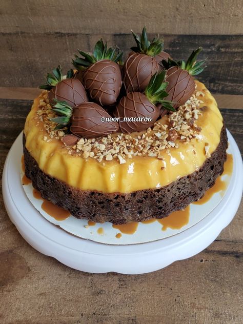 Chocolate Cake Flan, Flan Topping Ideas, Chocoflan With Strawberries, Flan Birthday Cake, Flan Chocolate Cake, Strawberry Flan Cake, Mini Choco Flan, Choco Flan Cake, Choco Flan Recipe