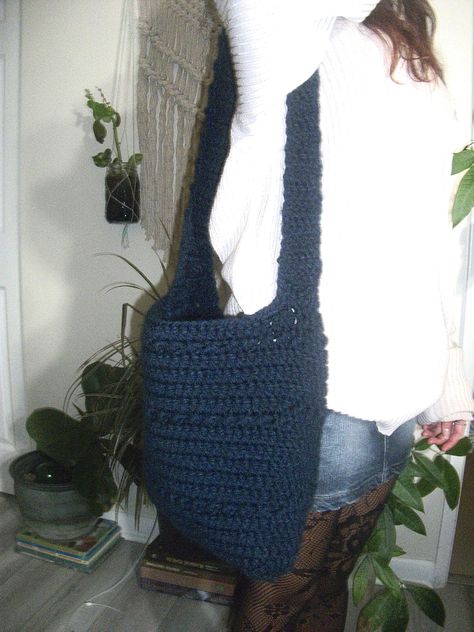 Crochet Navy Blue, Dark Blue Crochet Ideas, Blue Crochet Projects, Dark Blue Crochet, Navy Blue Crochet, Over The Shoulder Bag, Crocheting Ideas, Water Bottle Bag, Blue Tote Bag