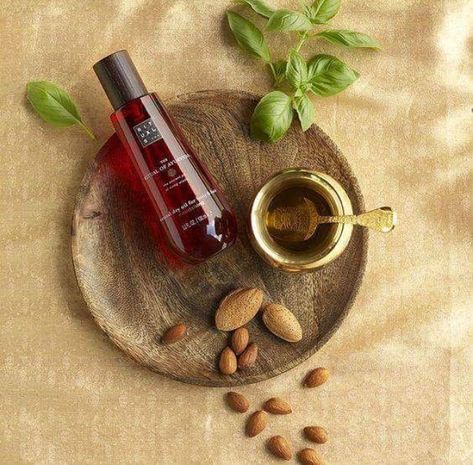 Hair Oil Advertisement, Oil Photography, Kerala Ayurveda, Photo Studio Design, Ayurvedic Hair Oil, Ayurvedic Hair Care, Vata Dosha, Ayurvedic Oil, Skincare Products Photography