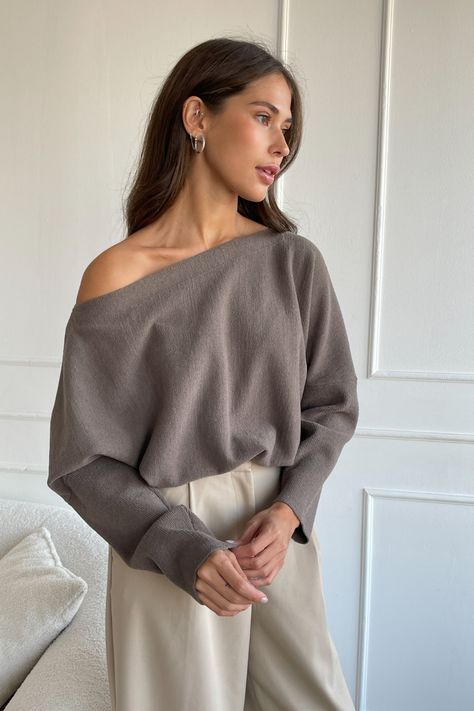 An asymmetric jumper in the color grey Boat Neck Outfit, Soft Tailoring, Soft Yarn, Season Colors, Boat Neck, Unique Fashion, Off The Shoulder, Fall Outfits, Night Out