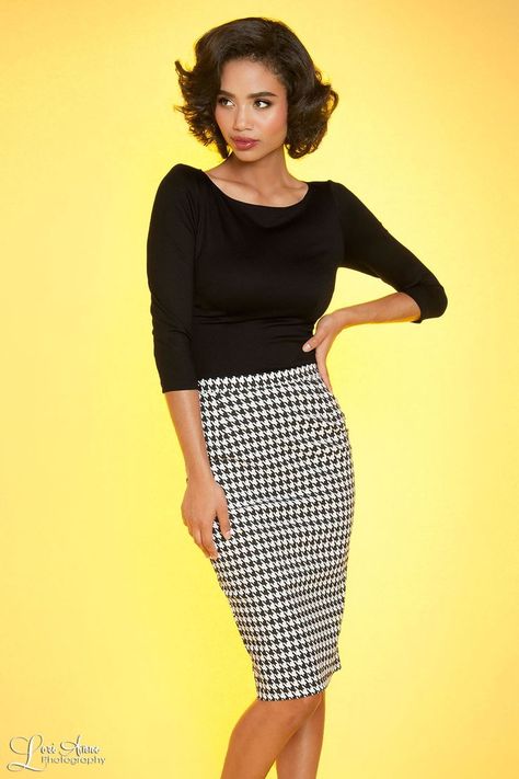 Love this look! Pencil Skirt Outfits For Work, Houndstooth Skirt Outfit, Pencil Skirt Outfits Winter, Skirt Outfit Winter, Pencil Skirt Outfit, Hairstyles Female, Skirt Diy, Houndstooth Pencil Skirt, Pencil Skirt Casual