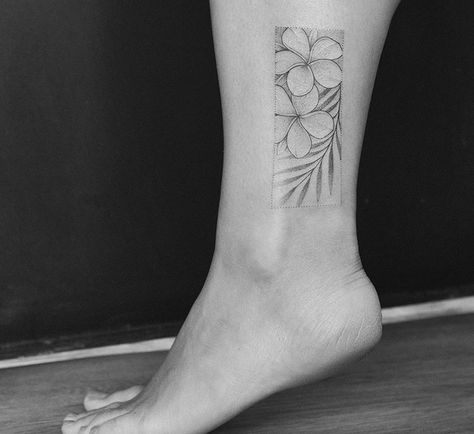 Minimal Filipino Tattoo, Plumeria Flower Tattoos Hawaii, Triangle Tatoo, Tattoos Hibiscus, Fijian Tattoo, Plumeria Flower Tattoos, Frangipani Tattoo, Hand Palm Tattoos, Philippines Tattoo