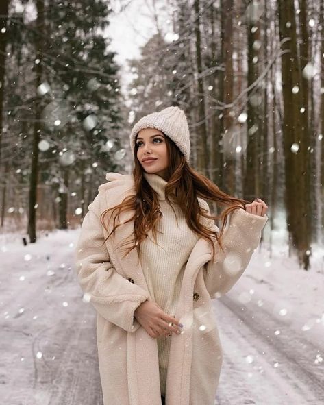 Photography Poses Snow, Winter Portraits Woman, Snow Photoshoot Ideas, Warm Hiking Outfit, Winter Portraits Photography, Rainy Day Outfit Aesthetic, Snow Photoshoot, Winter Portraits, Shotting Photo