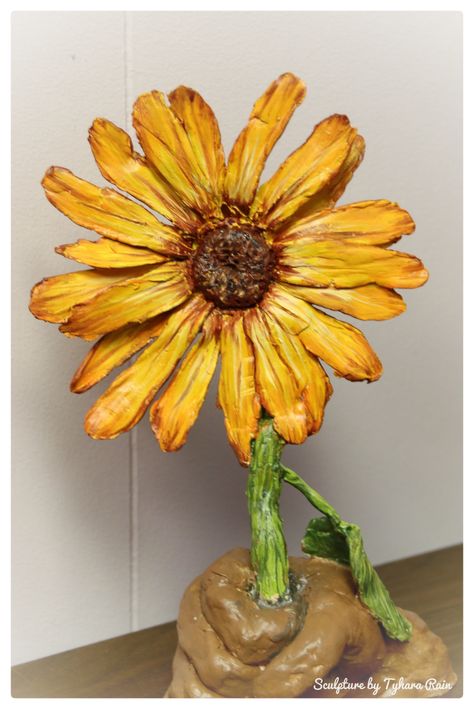 Sunflower sculpture by Tyhara Rain. Click to see process... Sunflower Pottery Ideas, Sunflower Story, Sunflower Ceramics Pottery, Sunflower Sculpture, Sunflower Pottery, Pottery Sunflower, Sunflower Sculpture Painting, Sunflower Painting & Tools, Wild Sunflower