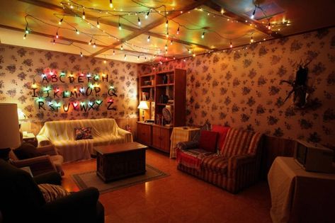 Stranger Things Interior, 80s Living Room, Stranger Things Wall, Shifting Visuals, Stranger Things Halloween, Animal Crossing Game, Room Tour, House Inspo, Box Fan