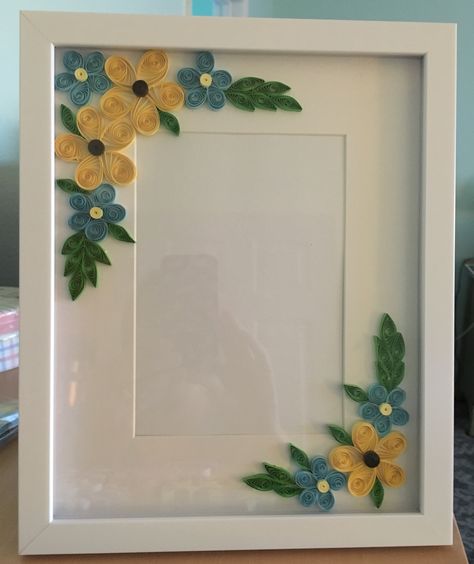 Picture frame. Quilling Photo Frames, Diy Quilling Crafts, Photo Frame Crafts, Frame Flower, Paper Quilling Flowers, Paper Quilling Cards, Paper Quilling Jewelry, Quilling Work, Paper Quilling Patterns