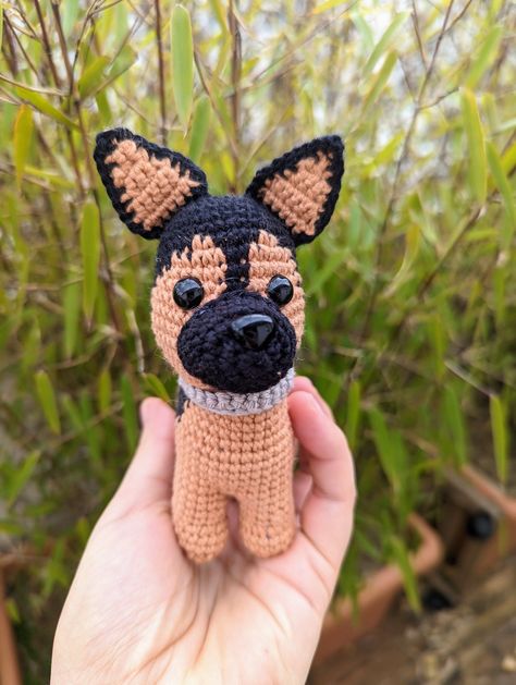 Crochet German Shepherd Amigurumi Crochet German Shepherd, Pig Amigurumi, Keychain Amigurumi, Pig Crochet, Crochet Rattle, Ornaments Crochet, Crochet Dog Patterns, Japanese Crochet, Crochet Pig