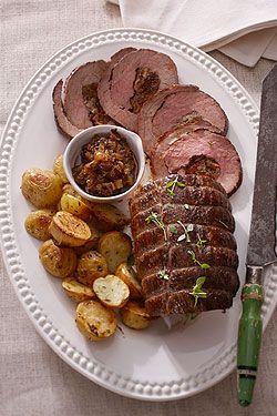 C'est votre tour d'inviter vos amis à dîner ce mois-ci? Essayez ce rôti de veau de l'Ontario farci de figues et de noix de pacane, servi avec une marmelade d'oignons en accompagnement. Nous sommes convaincus qu'ils voudront tous revenir. Veal Roast Recipes, Veal Roast, Roast With Gravy, Rib Roast Recipe, Veal Recipes, Drink Inspiration, Game Recipes, Roast Recipe, Rib Roast