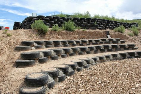 Fence Post Installation, Diy Retaining Wall, Country Fences, Earthship Home, Cheap Fence, Lattice Fence, Tyres Recycle, Building A Fence, Front Yard Fence