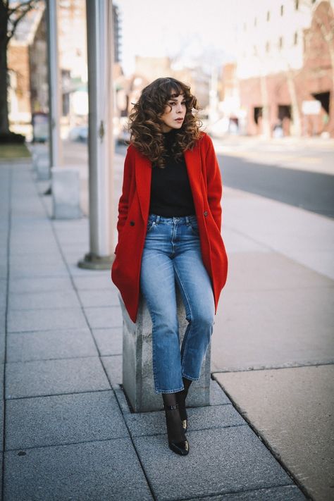 Red Coat Outfit Winter, Red Trench Coat Outfit, Outfit Pantalon Rojo, Red Coat Outfit, Fall Coat Outfit, Winter Coat Outfits, Outfits Con Jeans, Outfit Cardigan, Girls Album