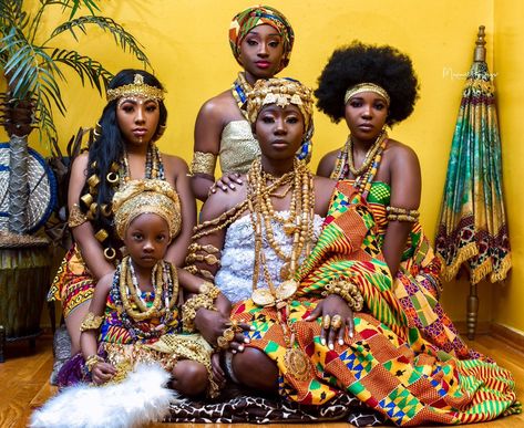 Traditional Shoot, Ghana Culture, African Architecture, African Royalty, Western Culture, African People, African Culture, African Beauty, Traditional Clothing