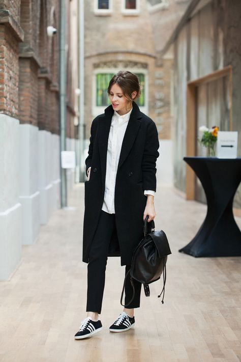 Adidas Gazelle, leather backpack and #black and #white style Outfit Nero, Adidas Gazelle Black, Looks Adidas, Minimalist Moda, Inspiration Fitness, Walking Down The Street, Style Casual Chic, Monday Quotes, Looks Black