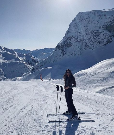 Julia Kosmulska ♡☁️🦋 na Instagramie: „🤍🎿 #winterwonderland” Girls Ski Trip, Ski Trip Aesthetic, Austria Winter, Chalet Girl, Ski Pictures, Skiing Aesthetic, Ski Aesthetic, Mountain Aesthetic, Mountains Aesthetic