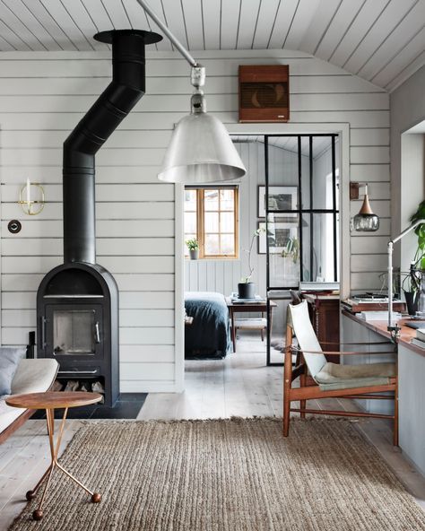 A Swedish Summerhouse Filled With Vintage Design — THE NORDROOM Swedish Cabin Interior, Swedish Summerhouse, Swedish Cabin, Swedish Summer House, Summer House Interiors, Scandinavian Cottage, Swedish Cottage, Cottage Interior, Swedish House