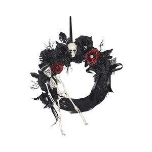 Full Skeleton, Halloween Door Wreath, Black Halloween Wreath, Spooky Halloween Food, Skeleton Wreath, Skull Wreath, Halloween Door Wreaths, Halloween Skeleton Decorations, Black Wreath