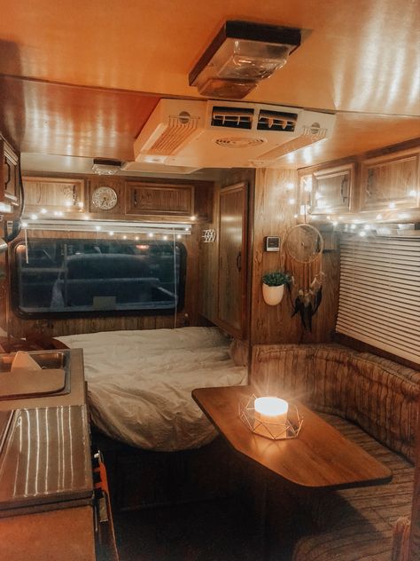 Cozy Motorhome, Cozy Van Life, Motorhome Life, Rv Astethic, Aesthetic Rv Home, Cozy Camper, Old Rv Aesthetic, Rv Aesthetic, Travel Van Aesthetic Interior