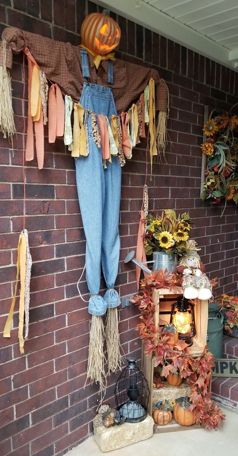 Scarecrow Fall Decor Outside, Fall Scarecrows Diy, Outdoor Scarecrow Display, Prim Fall Decor Ideas, Crow Fall Decor, Mannequin Scarecrow, Fall Store Displays, Happy Fall Yall Scarecrow, Halloween Decorations Diy Outdoor