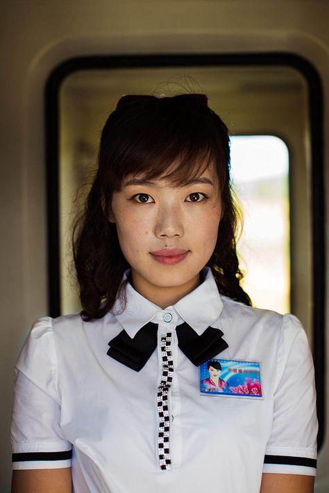 21 Images That Prove the Stunning Beauty of North Korean Women Ethnicity Faces, Life In North Korea, Mean Women, Show Beauty, Portrait Photography Women, Natural Women, North Korean, Photos Of Women, North Korea