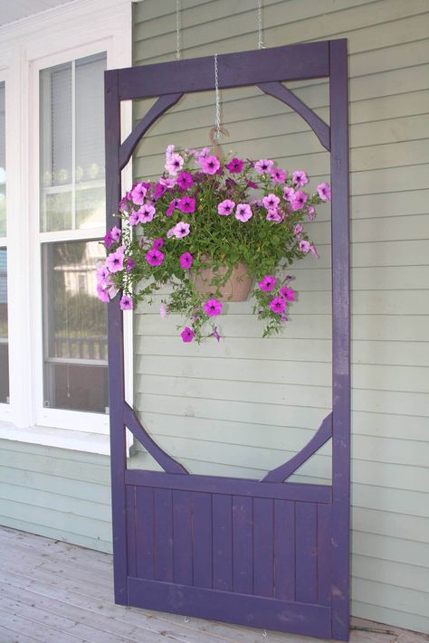 Hanging Screen Door with Bountiful Planter | Creative Repurposed Old Door Ideas & Projects For Your Backyard Old Screen Door Ideas, Screen Door Ideas, Screen Door Projects, Old Door Decor, Upcycle Door, Shabby French Cottage, Old Screen Doors, Wooden Screen Door, Door Screen