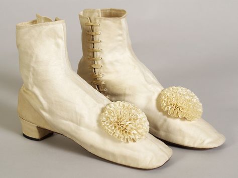 Ivory cotton boots with satin rosettes, American, 1850s-60s, KSUM 2001.47.2 ab. 1860s Shoes, Antique Shoes, 1899 Fashion, Historical Shoes, Victorian Shoes, Victorian Clothing, Fancy Shoes, Antique Clothing, Historical Dresses