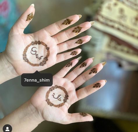 Henna Design With Name, Back Hand Mehndi Designs With Name, Mehndi Designs 2023, Henna Mehndi Designs, Short Mehndi Design, Simple Mehendi Designs, Beautiful Henna, Rose Mehndi Designs, Latest Henna Designs