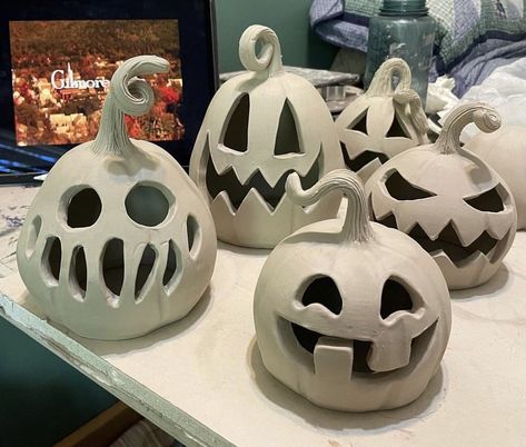 Pinch Pot Pumpkins, Clay Pumpkin Ideas, Ceramic Pumpkins Ideas, Pumpkin Ceramic Ideas, Diy Clay Halloween, Ceramic Pumpkins Pottery, Clay Halloween Decorations, Clay Crafts Halloween, Fall Pottery Ideas