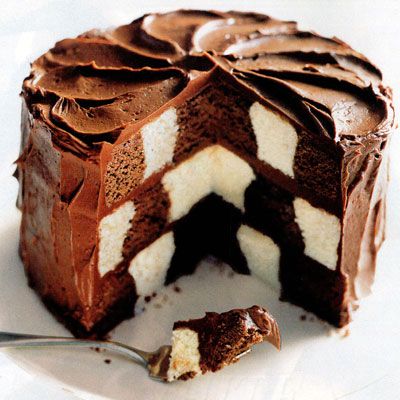 Gâteau à carreaux / Checkerboard Cake Checkerboard Cake, Round Cake Pans, Let Them Eat Cake, Eat Cake, Cake Desserts, Chocolate Cake, Chocolates, Frosting, Delicious Desserts