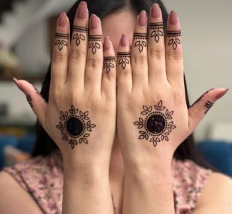 Mehendi Designs Palms Simple, Small Henna Designs Back Hand, Mehndi Design For Fingers Front Hand, Front Hand Small Mehndi Designs, Simple And Small Mehendi Designs, Back Hand Small Mehndi Designs, Finger Mehendi Designs Front Hand Palm, Aesthetic Mehendi Designs Front Simple, Small Palm Mehndi Designs