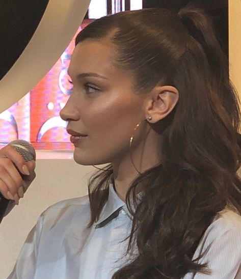 @luxysoul on Instagram: “the perfect side profile” Bella Hadid Hair, ليلي كولينز, Mrs Bella, Sherilyn Fenn, 90s Grunge Hair, Isabella Hadid, Felicity Jones, Hadid Style, Penteado Cabelo Curto