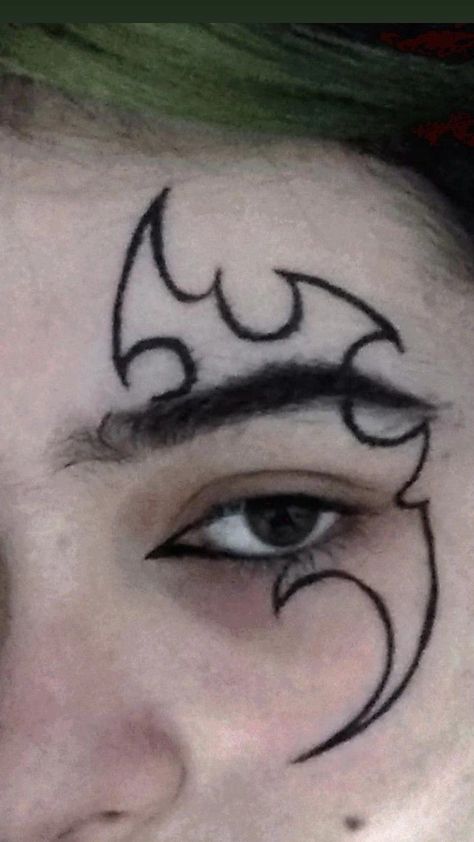 Cool Eyeliner Looks Hooded Eyes, Eyeliner Ideas Halloween, Eyeliner Ideas Aesthetic, Graphic Eyeliner Goth, Easy Graphic Eyeliner, Spine Tattoo Ideas For Women, Graphic Eyeliner Ideas, Black Graphic Eyeliner, Halloween Liner