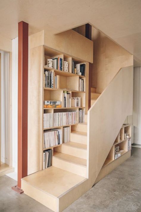 Architectural Ideas, New Staircase, Elle Decoration, 아파트 인테리어, Staircase Design, Stairs Design, Book Shelf, Small Space Living, Diy Halloween