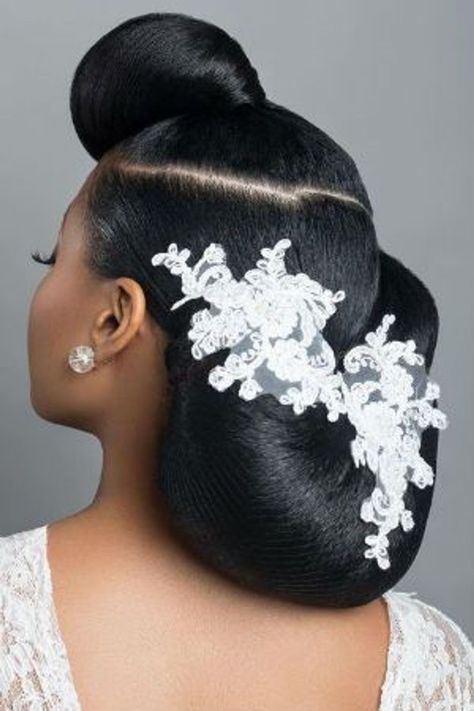 Coiffure mariage - chignon de mariage bas avec une broche - Coiffure de mariage 2019 : des modèles pour rêver ! Braids Updo, Holly Wood, Black Wedding Hairstyles, Beehive Hair, Natural Hair Bride, Hairdo Wedding, Black Queens, Braided Updo, Bridal Hair And Makeup