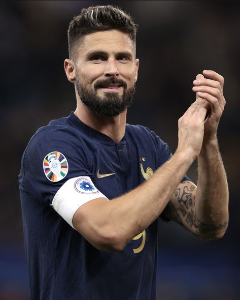 Giroud Olivier, Oliver Giroud, Trend Tiktok, Olivier Giroud, Football Players, Mens Hairstyles, Beautiful People, Soccer, Hairstyles