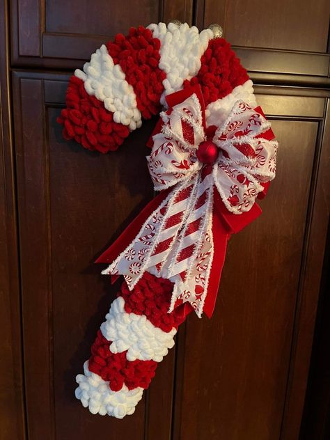 Christmas Yarn Crafts, Candy Cane Wreath Diy, Christmas Yarn Wreaths, Loopy Yarn, Diy Wreath Bow, Diy Christmas Wreaths Ideas, Holiday Wreaths Diy, Christmas Wreaths Ideas, Christmas Yarn