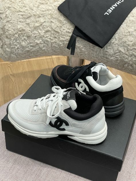 Chanel Runners Outfit, Chanel Runners, Runners Outfit, Ski Outfits, Chanel Sneakers, Skiing Outfit, Air Force Sneakers, Chanel Shoes, Nike Air Force Sneaker