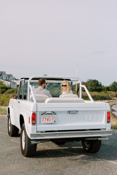 Couple portraits driving a blue Ford bronco on Martha's Vineyard before rehearsal dinner in Edgartown. By Halie, Boston and New England Wedding Photographer. New England Estate Wedding, Preppy Wedding Aesthetic, Coastal Connecticut Wedding, New England Backyard Wedding, Martha Vineyard Wedding, New England Weddings, Classic New England Wedding, Martha's Vineyard Wedding, Marthas Vineyard Wedding Aesthetic