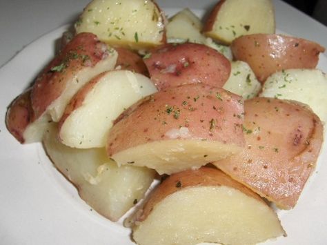 Super easy side dish, that takes little time, and tastes great with any meat dish or is great on veggie only nights. Microwave Baked Potato, Quick And Healthy Dinner Ideas, Cooking Trout, Cooking Fresh Green Beans, Red Bliss Potatoes, Microwave Recipe, Cooking Light Diet, Microwave Meals, Microwave Food