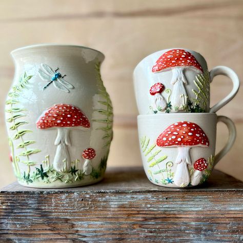 Little Garden Pottery Mushroom Vase Ceramic, Art Ideas Mushroom, Mushroom Pottery Ideas, Ceramic Mushrooms Pottery, Ceramic Pottery Art Ideas, Pottery Art Ideas, Mushroom Teapot, Mushroom Things, Ceramic Pottery Art