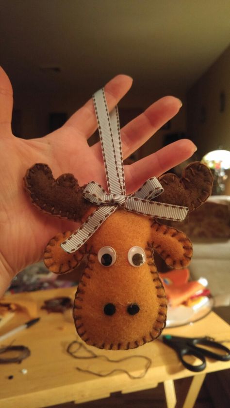 Moose Crafts Diy, Felt Moose Ornament Pattern, Diy Deer Ornaments, Diy Moose Ornaments, Diy Moose Decor, Felt Moose, Moose Ornaments, Felt Woodland, Moose Crafts