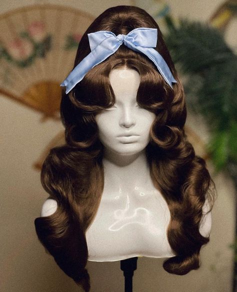 Sarah Necia on Instagram: “70s love! Leave a ❤️‍🔥 if you love Wearing Dolly bow in blue @hood_london 1 pink listed, email with enquires ❤️‍🔥…” 50s Beehive Hair, 1960s Bump Hair, Pinup Hair Long, 70s Curls, Big Hairstyles, 1960s Hairstyles, Big Volume Hair, 70s Love, Curls Wig