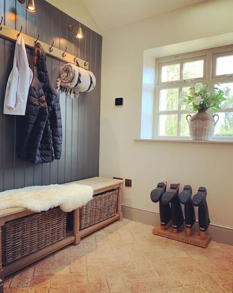 Boot Room Decor, Boot Room Ideas, Space Saving Storage Ideas, Mud Room Area, Small Mudroom Ideas, Utility Room Designs, Porch Interior, Contemporary Baskets, White Porch